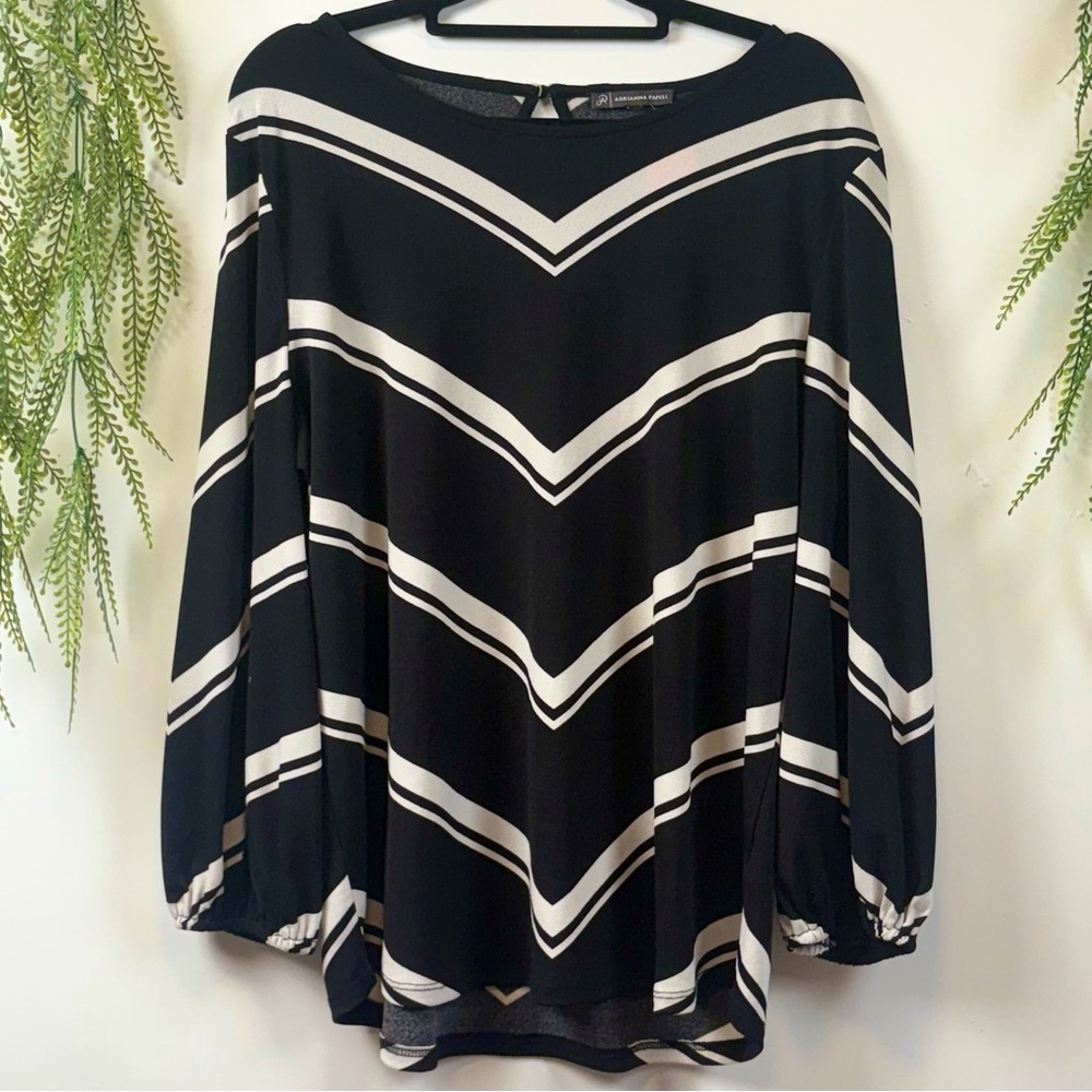 Adrianna papell blouse. Black & White. Size M-L
